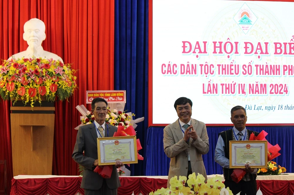 Bí thư Thành uỷ Đà Lạt Đặng Đức Hiệp trao bằng khen của UBND tỉnh Lâm Đồng cho 2 cá nhân có nhiều thành tích tiêu biểu trong thực hiện chính sách dân tộc giai đoạn 2019 - 2024.