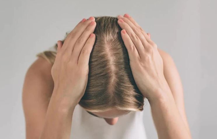 Mùa hè da đầu nổi cục cứng như mụn do đâu?