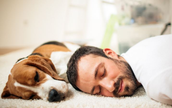 Ngủ trên sàn nhà tốt hay có hại cho sức khoẻ?