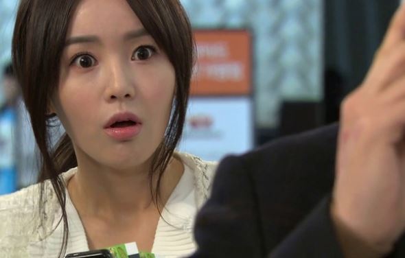 Về nhà chẳng thấy con đâu, em chồng thì đang nghịch điện thoại, tôi gào lên chửi nó cho tới khi đứng tim với tiếng hét trong phòng ngủ