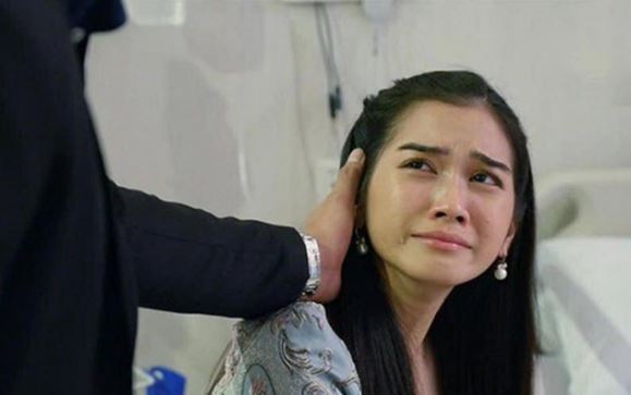 V&#xEC; th&#x1B0;&#x1A1;ng em d&#xE2;u ngh&#xE8;o kh&#xF3; n&#xEA;n anh ch&#x1ED3;ng h&#xE0;ng th&#xE1;ng &#x111;&#x1B0;a t&#xF4;i ti&#x1EC1;n sinh ho&#x1EA1;t, n&#xE0;o ng&#x1EDD; m&#x1EB9; ch&#x1ED3;ng ph&#xE1;t hi&#x1EC7;n v&#xE0; n&#xF3;i m&#x1ED9;t c&#xE2;u khi&#x1EBF;n c&#x1EA3; nh&#xE0; &#x111;i&#xEA;u &#x111;&#x1EE9;ng