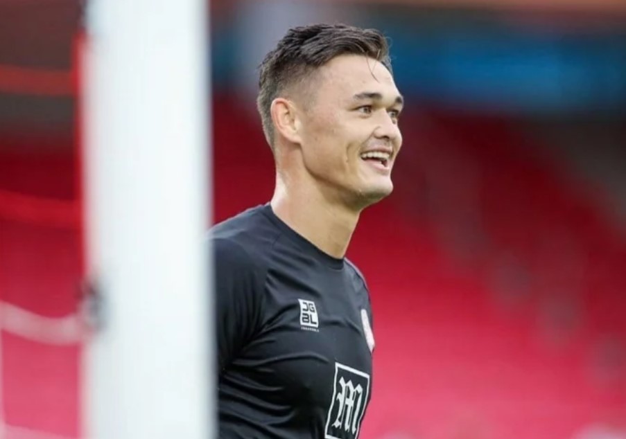 Thủ môn Việt kiều Patrik Lê Giang 'bắn tín hiệu' tới HLV Kim Sang Sik