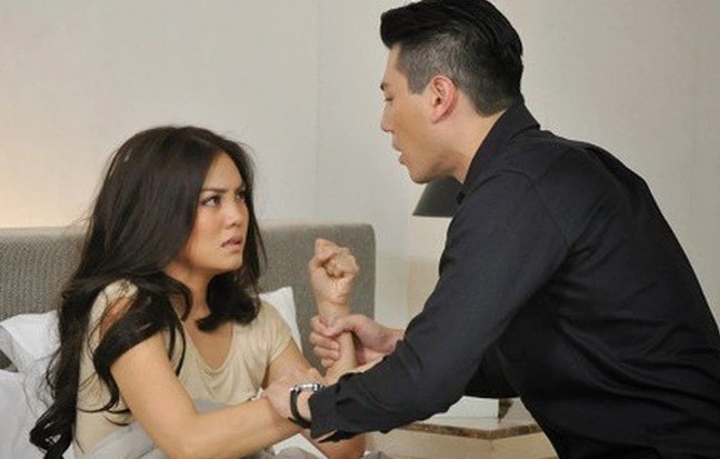 Vừa nhìn thấy em dâu tương lai, vợ tôi kêu choáng váng đầu óc, rồi vào phòng ngủ nằm lì ở đó không dám ló mặt ra