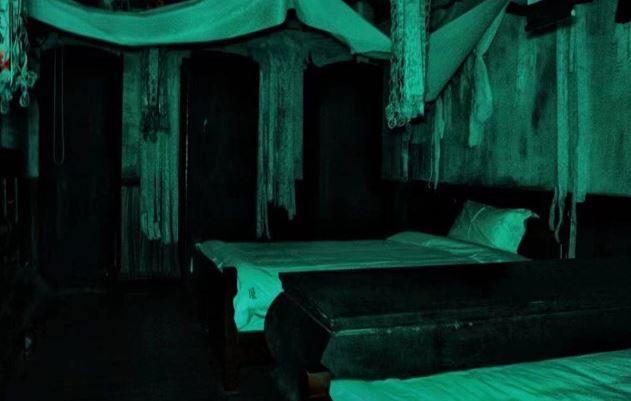 Dựng tóc gáy trước khách sạn đậm màu 'cõi âm': Dùng quan tài, vòng hoa để làm đồ trang trí