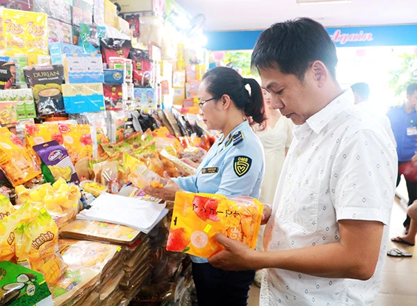 Cục QLTT Đà Nẵng phối hợp Sở Du lịch, Sở Công Thương kiểm tra chất lượng hàng hoá, dịch vụ phục vụ du khách tại các chợ truyền thống. 