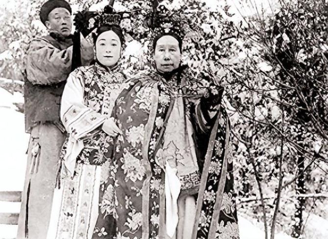 Vô tình thấy Từ Hi Thái hậu đang tắm, nữ quan thở dài biết nhà Thanh đã ‘hết thuốc chữa’