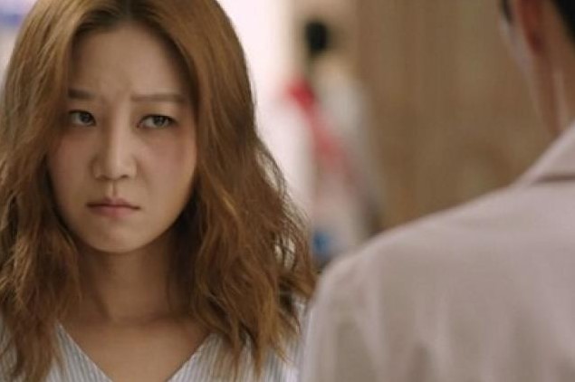 Thấy vết bầm trên tay em dâu, tôi bưng ra ly nước nóng đưa thẳng cho và nói một câu khiến cô ấy khóc nức nở