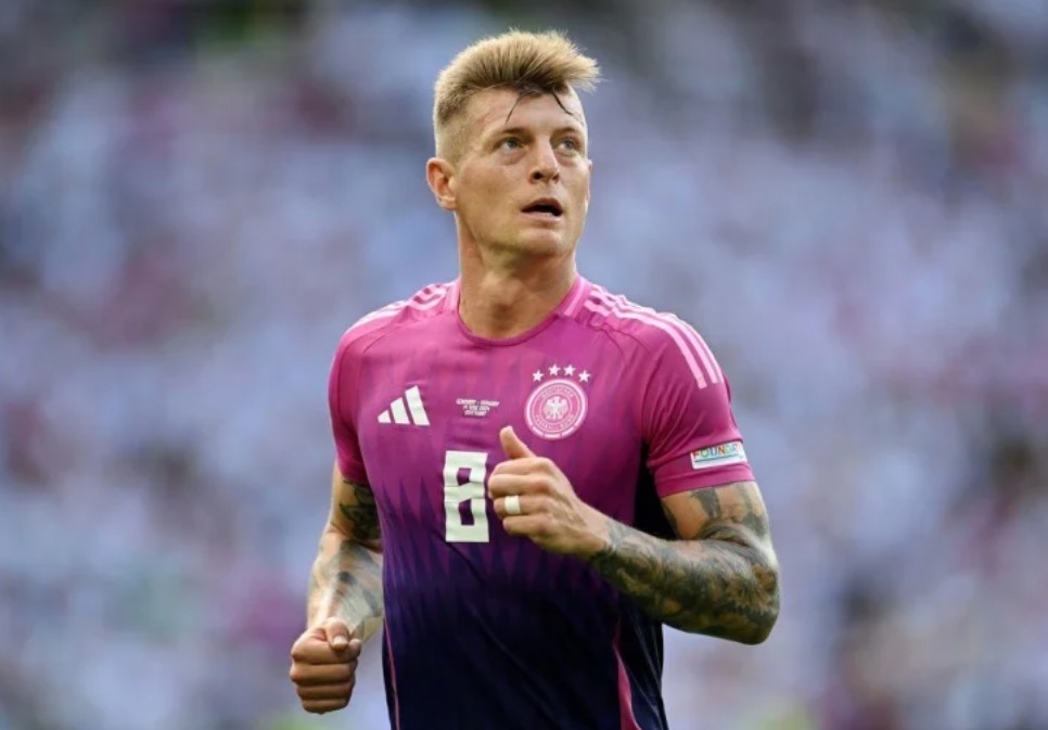 Đức giành vé đi tiếp, Kroos đồng thời ghi tên vào lịch sử Euro