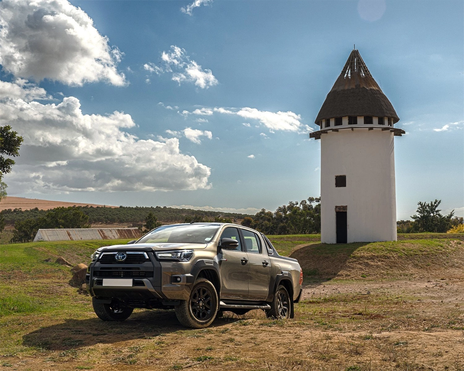 Bảng giá xe Toyota Hilux mới nhất, tháng 6/2024- Ảnh 2.