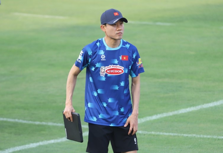 Trợ lý HLV Kim Sang Sik 'sốc' vì điều kiện thi đấu của Việt Nam