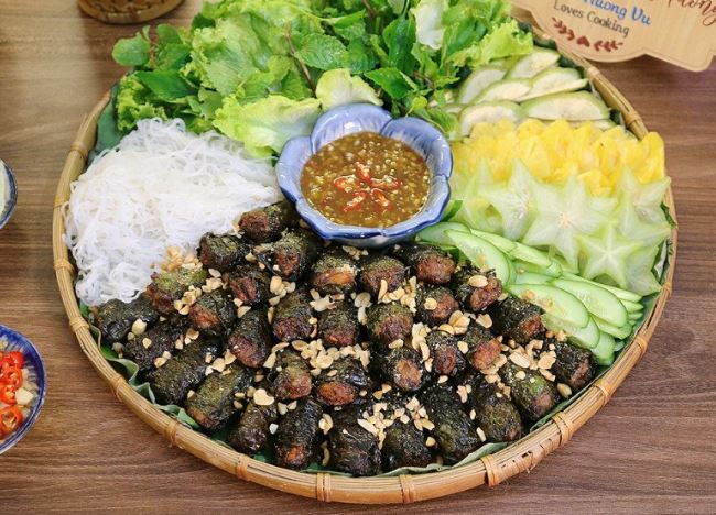 Cách làm chả bò lá lốt nướng ăn kèm bún siêu ngon, thanh mát cho ngày hè