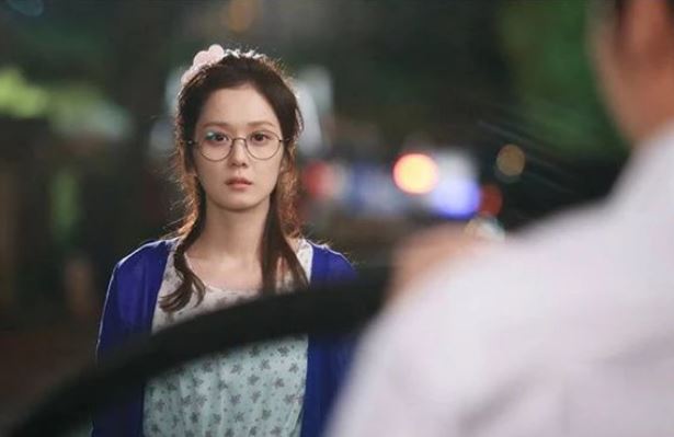 Chồng thường xuyên báo về muộn vì còn đi nhậu với anh em, vợ chết lặng khi nhận được món quà người lạ "tặng" trước cửa