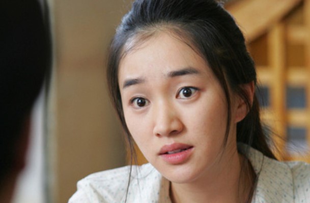 Thấy em dâu ngồi gặm móng giò trước cửa nhà, tôi lại gần thì chứng kiến cảnh tượng đau lòng