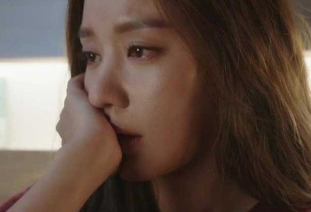 Mang cơm lên tầng cho em dâu, vô tình nghe được em ấy nói chuyện điện thoại, tôi giận run người đánh đổ cả mâm cơm