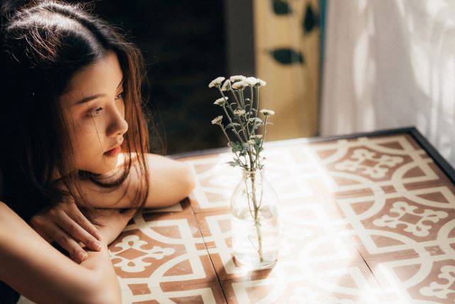 Luôn nghĩ chị dâu thương em chồng, tôi sốc khi vô tình nghe được lời chị dặn con gái