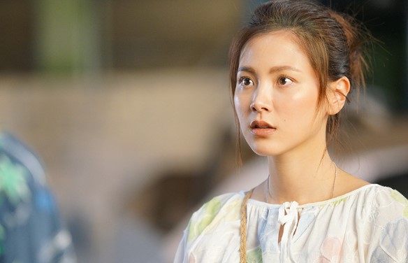 Thấy tôi cầm chổi quét nhà, em dâu ném thẳng bịch rác vào người tôi rồi thách thức một câu sốc óc