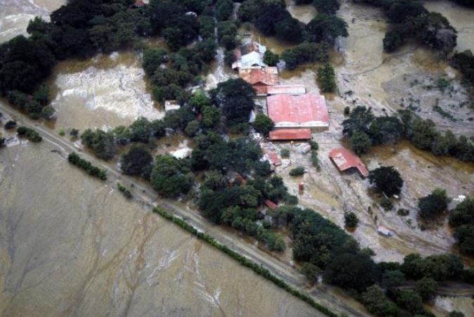 Khám phá bên trong 'thị trấn ma' bị bỏ hoang, phủ đầy cỏ dại sau thảm kịch Armero 38 năm