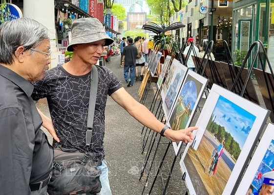 Triển lãm ảnh 'Hướng về Trường Sa - Nhà giàn thân yêu' tại TP Hồ Chí Minh