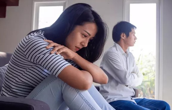 Mới sáng sớm đã nghe vợ chồng em dâu cãi nhau, tôi tò mò vào xem thì chết sững khi biết nguyên nhân từ cái giấy khai sinh