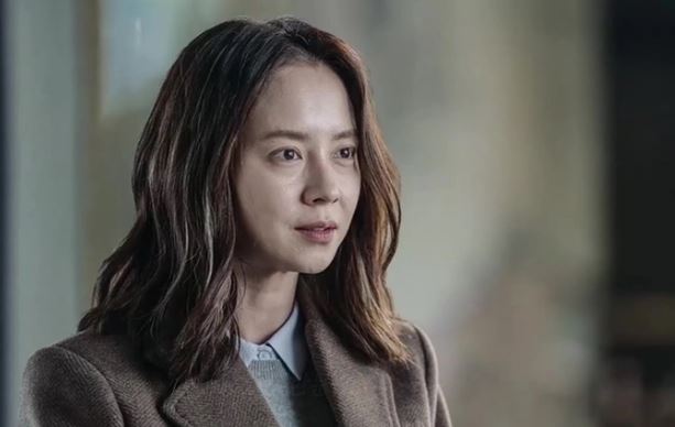 Em chồng đang xem điện thoại, thấy chị dâu vào vội vàng giấu đi, tưởng con bé làm điều gì mờ ám nhưng thoáng thấy bóng dáng quen thuộc tôi rụng rời tay chân