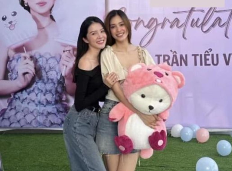 Vừa tậu nhà tiền tỷ cho bố mẹ chưa bao lâu, Hoa hậu Tiểu Vy nay lại sắm xế hộp cực xịn xò, còn bị nghi sắp mua thêm đất