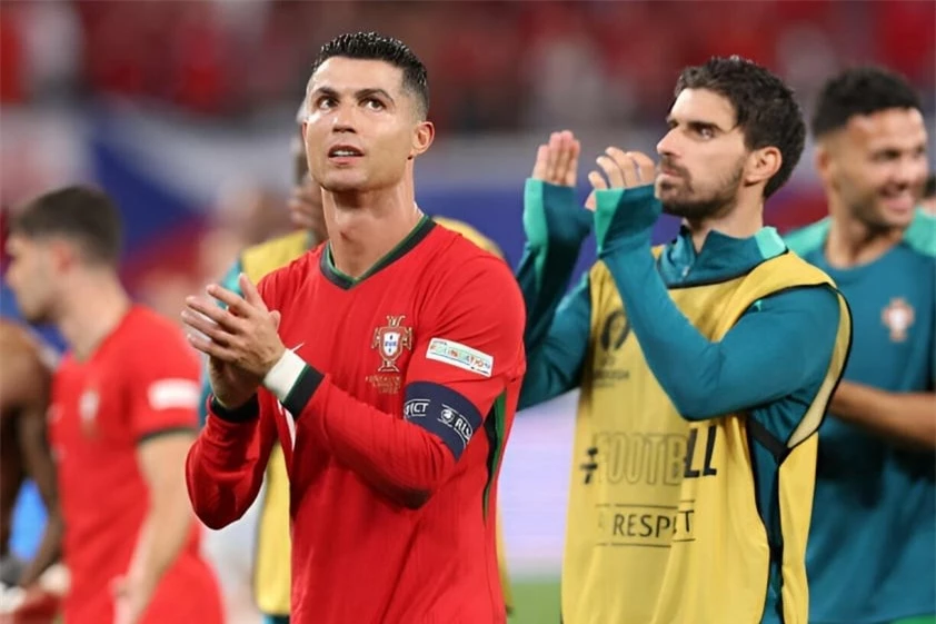 Rộ tin Ronaldo sẽ phải ngồi dự bị cho sao trẻ tại Euro 2024 484662