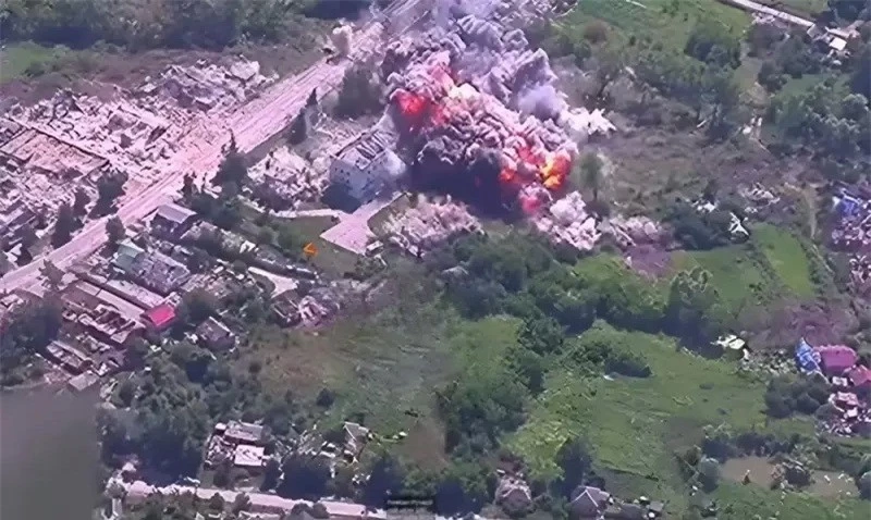 Bom FAB-3000 gắn module UMPC tấn công mục tiêu của Ukraine.