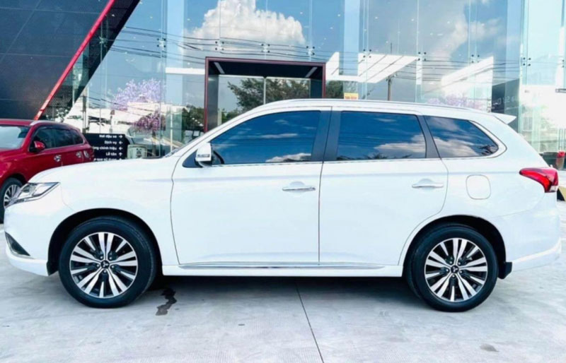 Lăn bánh gần 5.000 km, Mitsubishi Outlander 2023 chào bán với giá khó tin