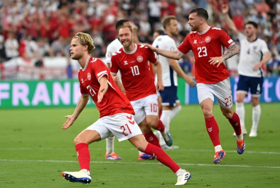 Thi đấu bạc nhược, ĐT Anh thoát thua trước Đan Mạch