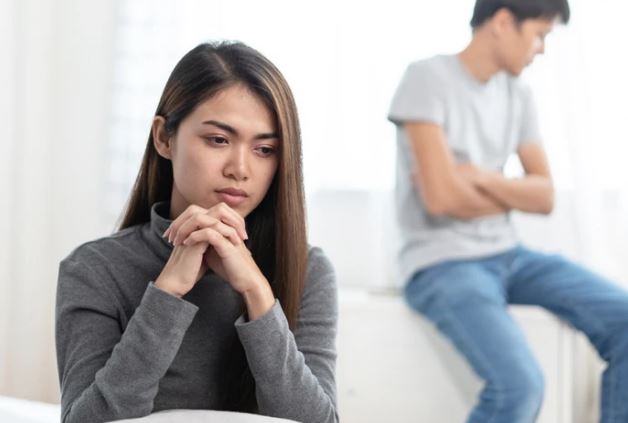 Con trai hào phóng tặng em họ con cá sấu bông cũ, chồng tôi biết chuyện liền vội vã về quê đòi lại, đến khi anh rạch bên trong lấy ra một vật, tim tôi đau thắt