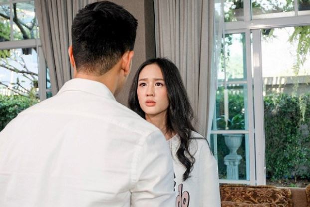 Vì cuộc điện thoại trong đêm của mẹ đòi họp gia đình trả em dâu về nhà ngoại khiến bí mật của tôi bị lộ và bị chồng vo quần áo ném ra khỏi nhà