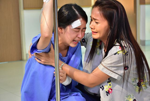 Ngày em vào viện sinh con, mẹ chồng nắm tay dìu từng bước, bà thều thào: "Bằng mọi giá, mẹ con mình phải giữ giọt máu cuối cùng này"