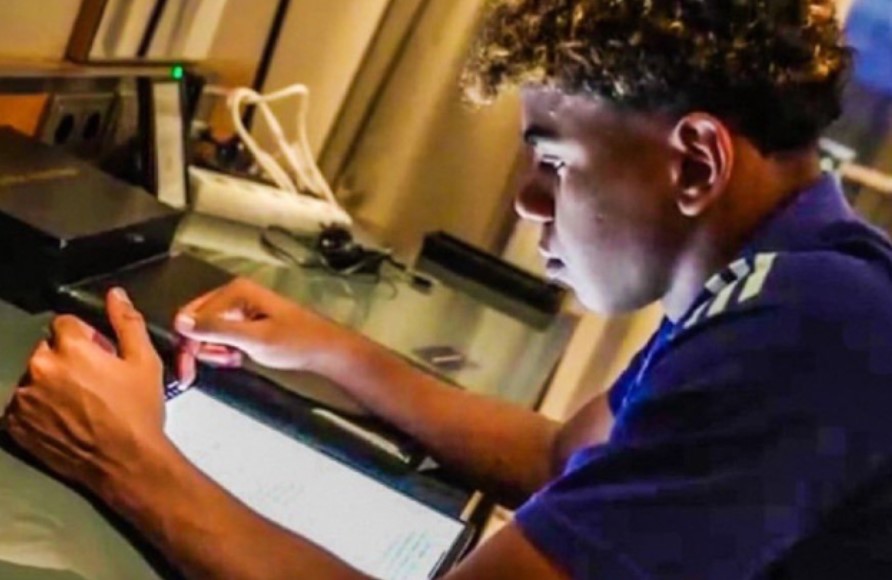 Là "thần đồng bóng đá", nhưng cầu thủ 16 tuổi của Tây Ban Nha vẫn phải làm điều này vào mỗi đêm khi đến EURO: Học sinh hiểu lắm!