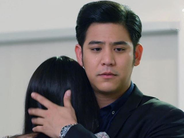 Đêm ấy chồng về nhà và nói muốn chải tóc cho tôi, anh nghẹn ngào :"8 năm nay anh không biết tóc em đẹp thế này" làm tôi xót xa đến cùng cực