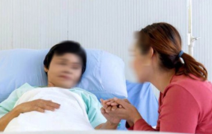 Chăm sóc mẹ chồng 2 tháng ở bệnh viện, lúc hấp hối, bà đưa một bọc đen, trăng trối 4 từ khiến tôi đau đớn bật khóc