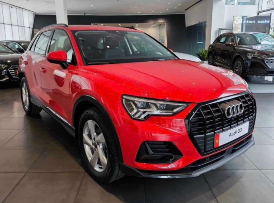 Cận cảnh Audi Q3 2024 tại đại lý: Trang bị gói ngoại thất đen thể thao, giá từ 1,8 tỷ đồng