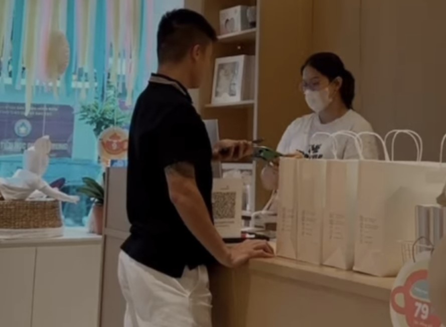 Chu Thanh Huyền sắp đến ngày “vỡ chum”, Quang Hải đưa vợ đi sắm đồ, nhìn một hành động đủ biết yêu vợ cỡ nào