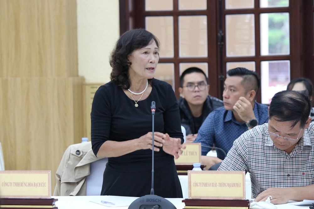 Bà Phạm Thị Thu Cúc - Giám đốc Công ty TNHH Rừng hoa Bạch Cúc, nêu kiến nghị.