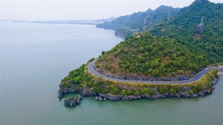 Tuyến đường ven biển Cát Bà có chiều dài khoảng 25km.