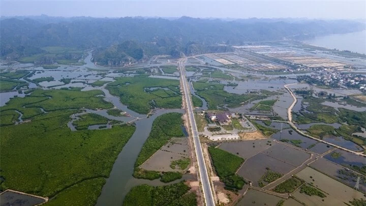 Cung đường với một bên là biển xanh, một bên là núi rừng này được dân du lịch đặt tên là “con đường ven biển đẹp nhất miền Bắc”. (Ảnh: Arttimes)