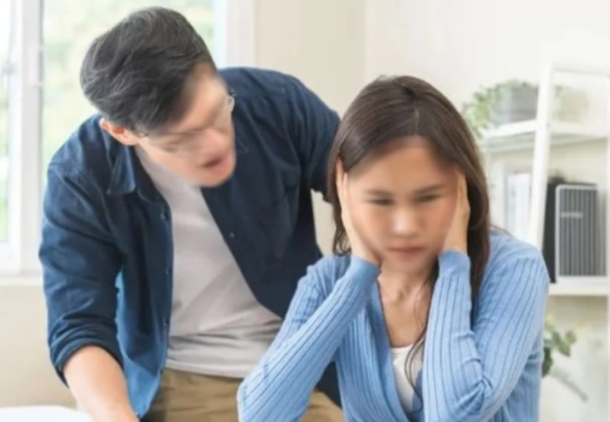 Ngày sinh nhật của tôi, chồng tặng cho một cuốn sổ đỏ, vừa mở ra xem, tôi tức đỏ mặt muốn ly hôn ngay lập tức