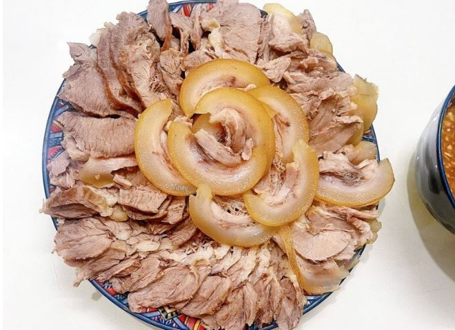 Luộc thịt bê mềm thơm không hề có mùi gây ăn đã miệng hóa ra là nhờ một thìa này!