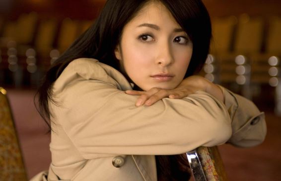 Bỗng một ngày chồng mang về đưa cho tôi 100 triệu và chiếc điện thoại của anh rồi nhẹ giọng nói: “Em cho anh quay đầu với!”