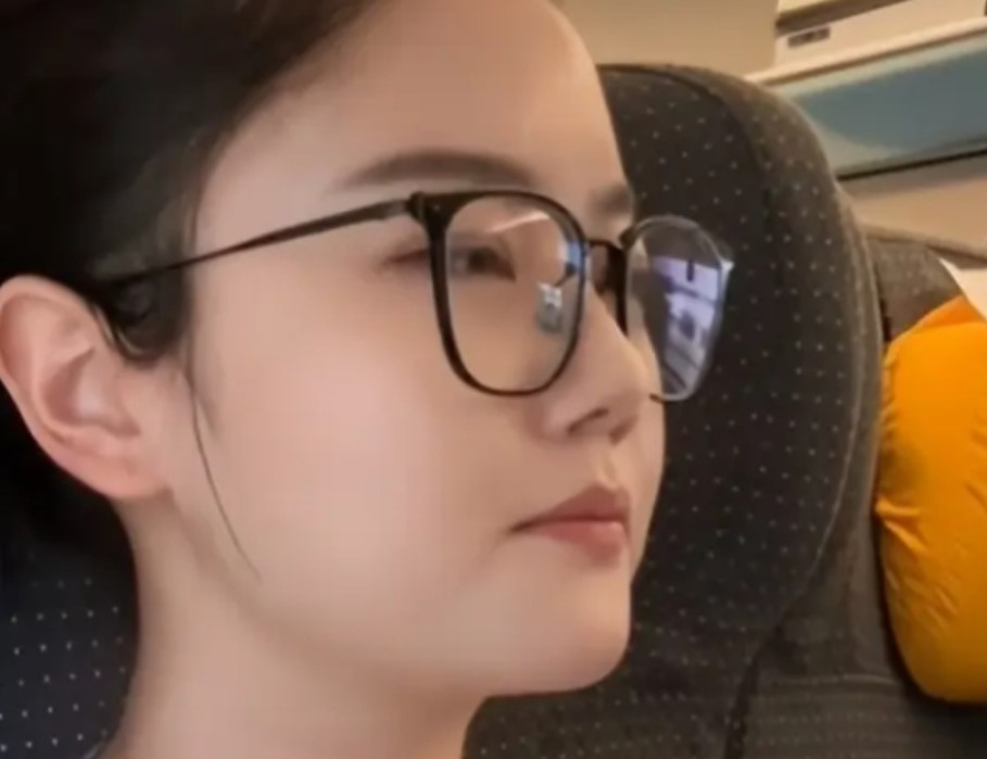 Thấy đám trẻ ồn ào trên tàu, cô gái trẻ hỏi lớn 1 câu mà tất cả im thin thít: Biết nghề nghiệp của cô, ai cũng khen!