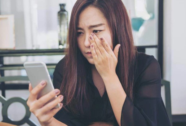 Gửi tiền về quê cho em trai chữa bệnh, nào ngờ vài hôm sau em dâu tức tốc gọi điện thông báo tin điếng người