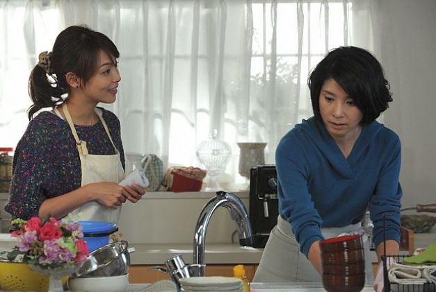 Nhà có khách, chị chồng giới thiệu em dâu là "giúp việc cao cấp", nàng dâu chờ sau bữa cơm đông đủ liền thẳng thừng đáp trả khiến "trật tự" được thiết lập