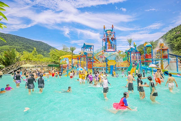 Đông đảo du khách đến Công viên suối khoáng nóng Núi Thần Tài trong dịp hè.