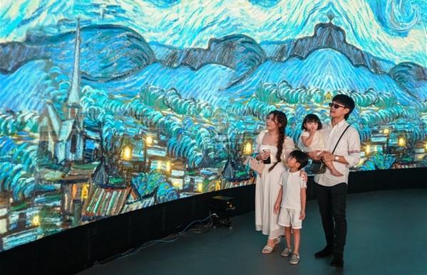 Mãn nhãn với triển lãm đa giác quan của danh họa Van Gogh và Monet