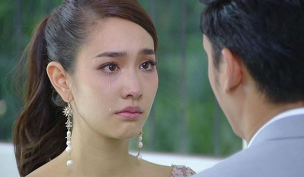 Vừa rước dâu xong, chồng không cho bái gia tiên mà trừng mắt nói em quỳ xuống trước di ảnh một người phụ nữ