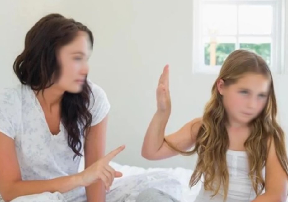 Tịch thu điện thoại của các con, con gái nhìn tôi chằm chằm rồi thách thức một việc khiến tôi bật khóc còn chồng thì đập nát máy